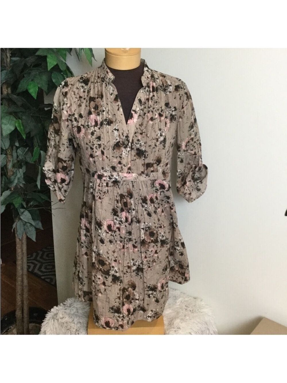 Apt 9 floral tunic Woman’s size small open neck to a v with 3 buttons